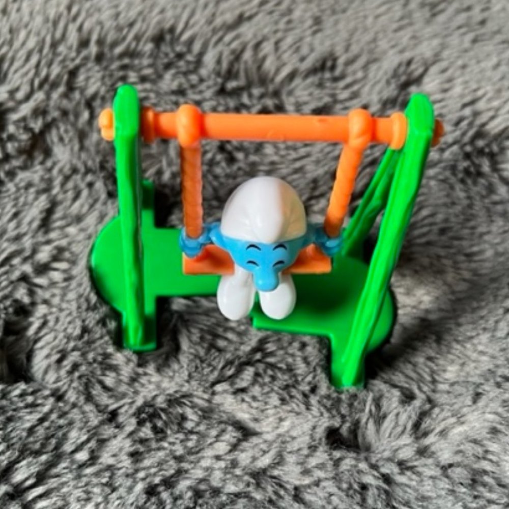 Kinder Surprise Maxi Egg Smurfs in the City Figure 2018 Collectible Yellow Egg